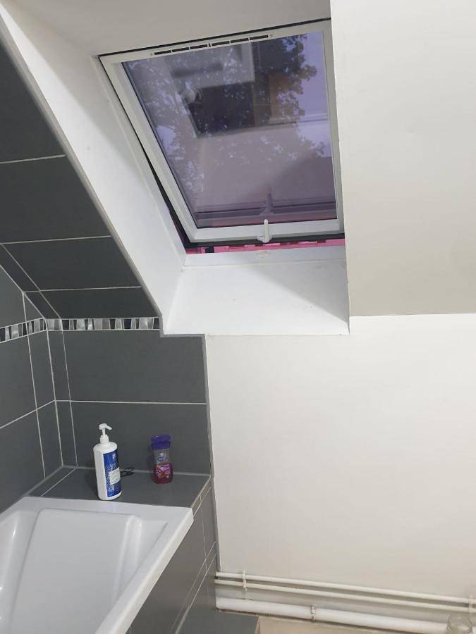 Appartement de vacances entier, Standard Double Room with Fan in Dammartin-en-Goële, Seine-et-Marne
