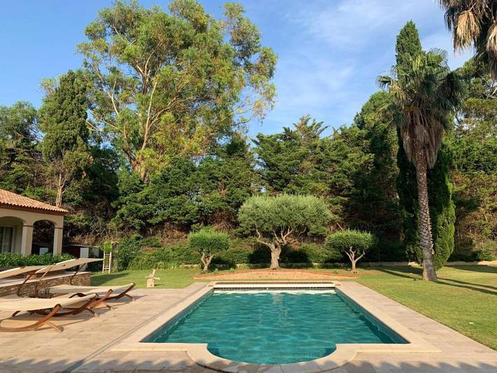 Maison d’hôte pour 2 personnes, avec Jacuzzi et Terrasse ainsi que Jardin et Piscine