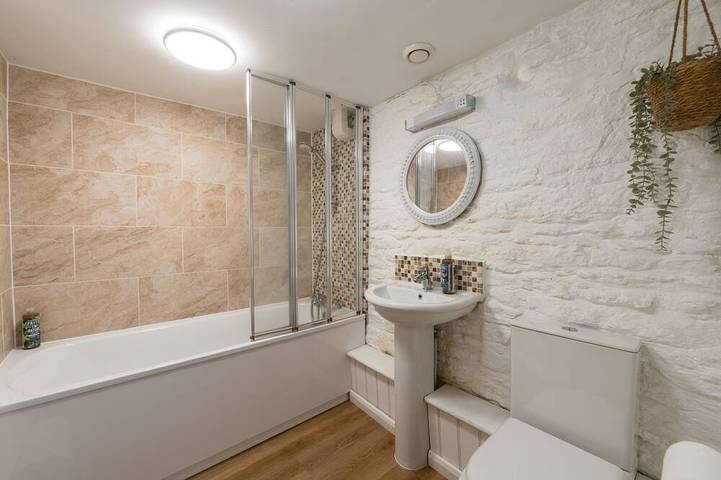 Henloft Farm Stay With Pool in Gloucestershire