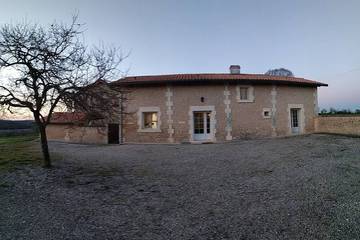 Gîte pour 7 personnes, avec piscine à Chalais