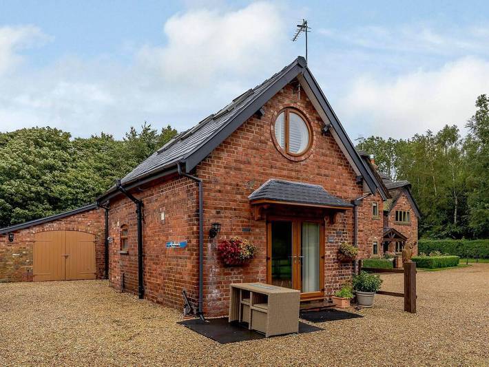 Vacation rental for 4 people, with Terrace and Yard in Cheshire