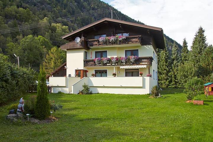 Ferienwohnung für 4 Personen, mit Balkon und Terrasse sowie Garten in Längenfeld