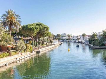 Chalet para 10 personas, con jardín además de piscina y balcón en Provincia de Gerona