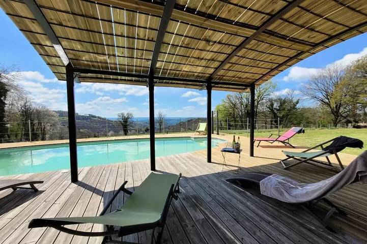 Location de vacances pour 6 personnes, avec terrasse à Bassignac-le-Bas