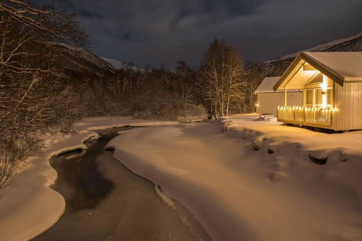 Camping for 4 personer, med terrasse og hage i tillegg til sauna i Norge
