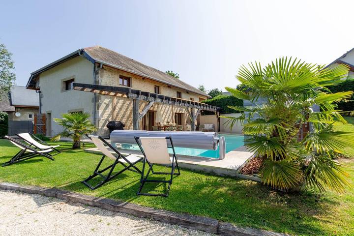 Gîte pour 8 personnes, avec piscine ainsi que terrasse et jardin à Saint-Germain-la-Chambotte
