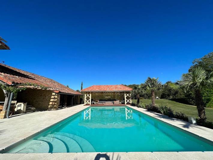 Location de vacances pour 6 personnes, avec vue ainsi que balcon et piscine à Boulogne-sur-Gesse