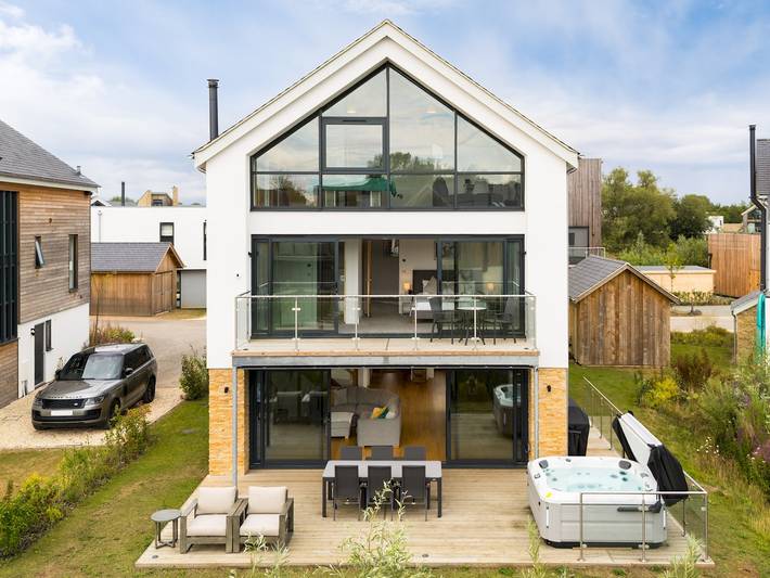 Vacation rental for 10 people, with yard and hot tub in The Cotswolds