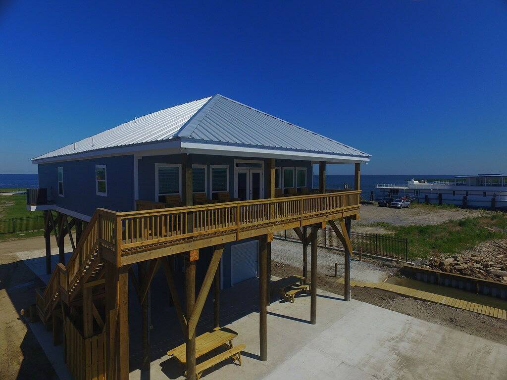 The Pointe, Grand Isle, La Waterfront mit Bootszugang, Bootsanleger, beleuchtetem Angelpier in Grand Isle, Jefferson Parish