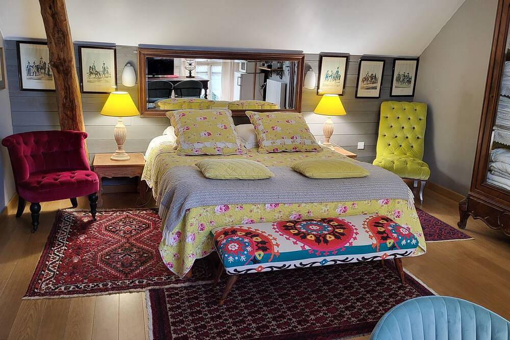 Large Chambre D'Hotes Family Suite For One To Four People With Swimming Pool in Ury, Parc naturel régional du Gâtinais français