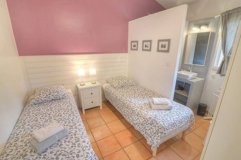 Superb villa with view, quiet location 8 minutes' walk from the center of Uzès! in Uzès, Région de Nîmes