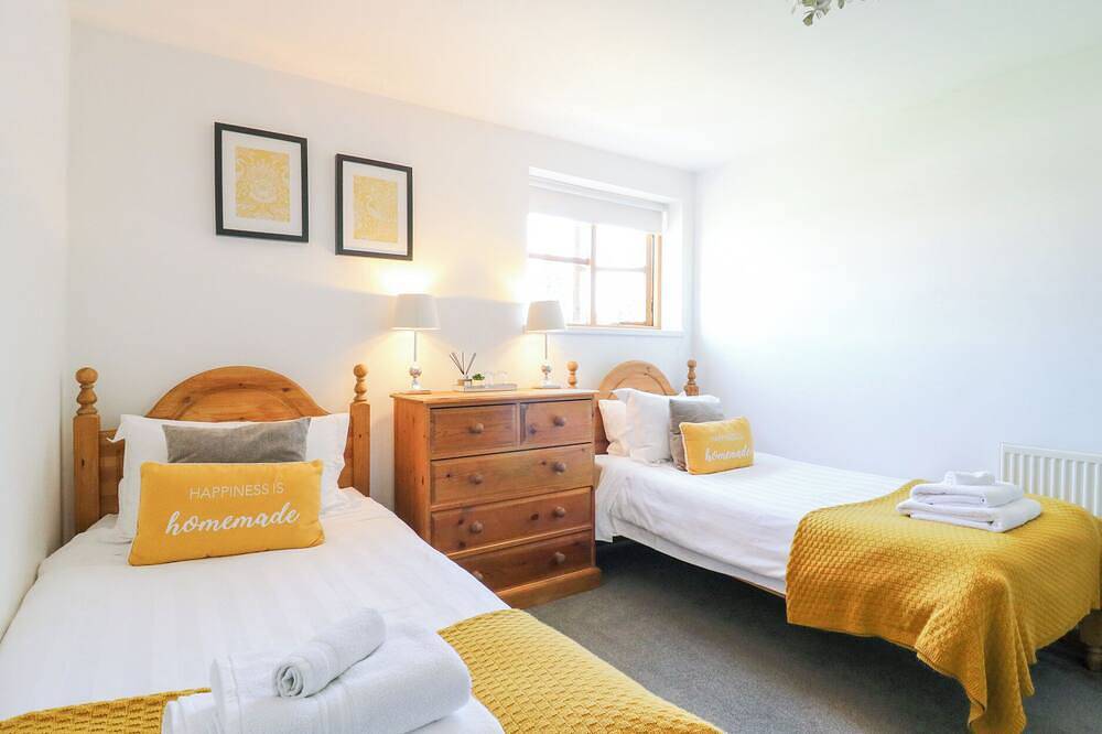 Bb House, family friendly, with a garden in Roxhill Manor Farm in Marston Moretaine, Central Bedfordshire