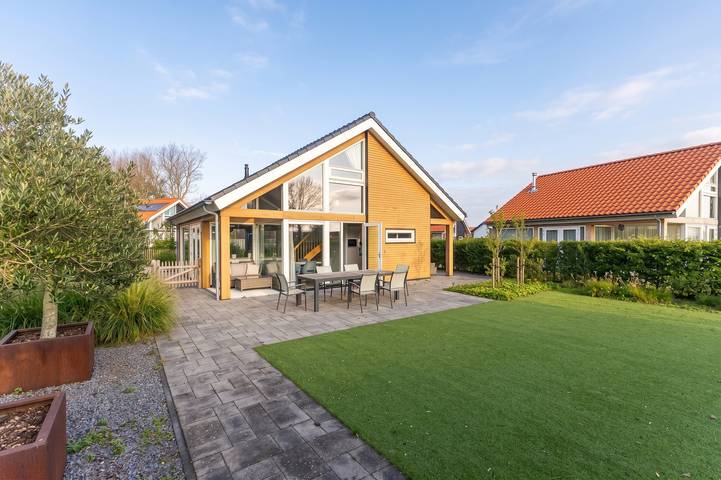 Ferienhaus für 6 Personen, mit Balkon/Terrasse und Terrasse sowie Garten in Renesse