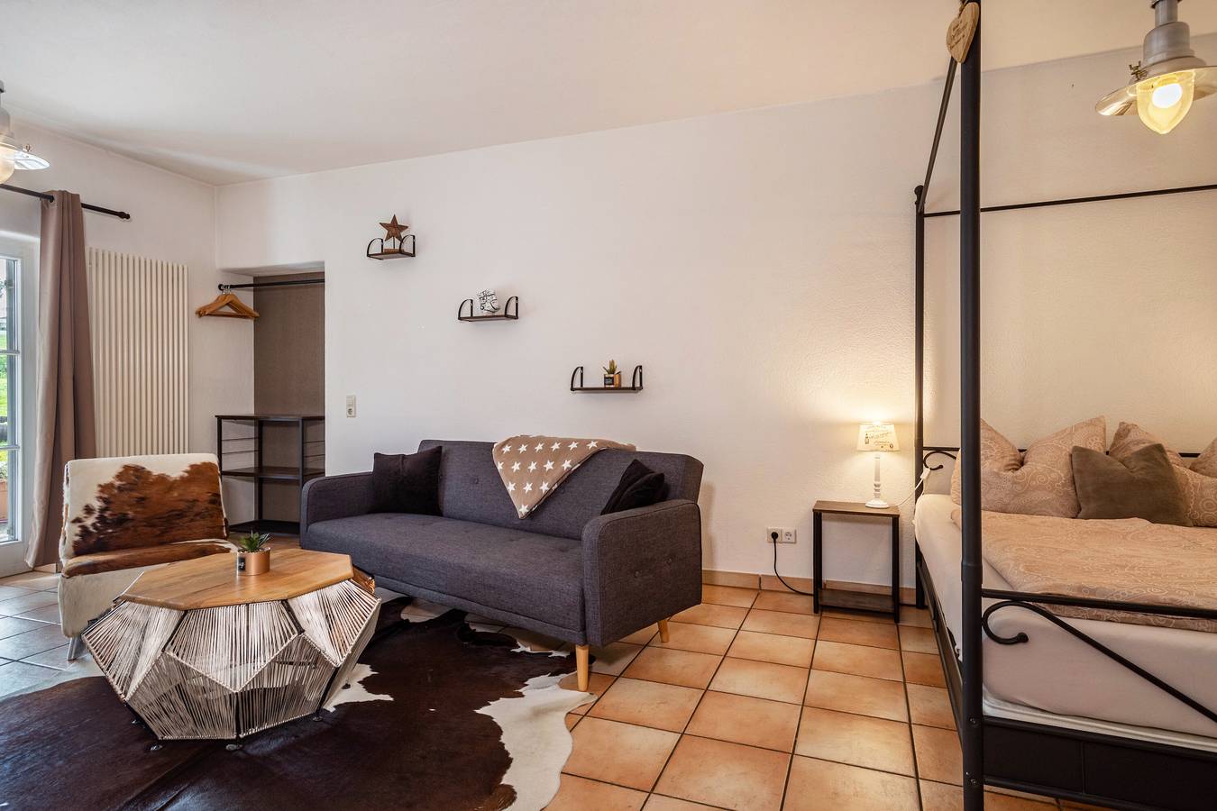 Ferienwohnung 'Erdgeschoss' kleine Terrasse mit Sitzmöglichkeit, Blick auf den Reitplatz & ins Grüne in Ravensburg, Region Bodensee-Oberschwaben