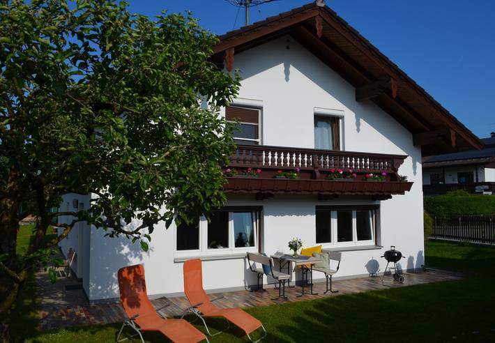 Ferienhaus für 9 Personen, mit Balkon und Terrasse sowie Garten in Antdorf