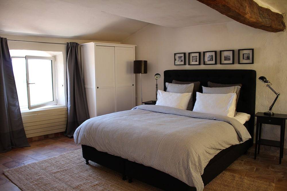 Beautiful 250 year old Village House in centre of Roussillon with stunning views in Roussillon, Parc naturel régional du Luberon