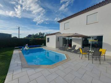 Gîte pour 4 personnes, avec vue ainsi que piscine et jardin à Valergues