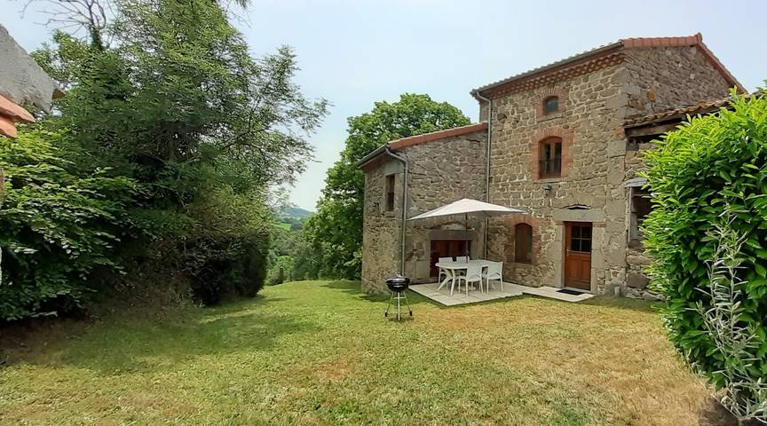 Gîte pour 4 personnes, avec jardin à Isserteaux