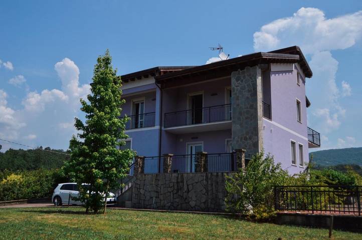 Appartement de vacances pour 15 personnes, avec Balcon et Terrasse ainsi que Jardin et Piscine à Fivizzano