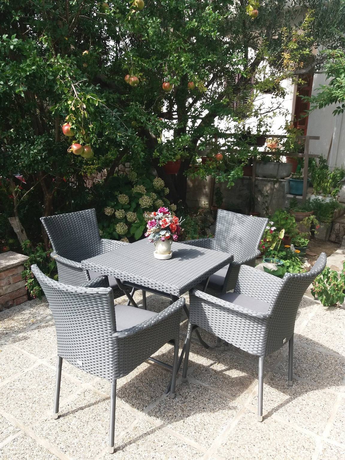 Ganze Wohnung, 2-Zimmer-Ferienwohnung mit Balkon und Meerblick Banjol, Rab A-16334-a in Banjol, Rab