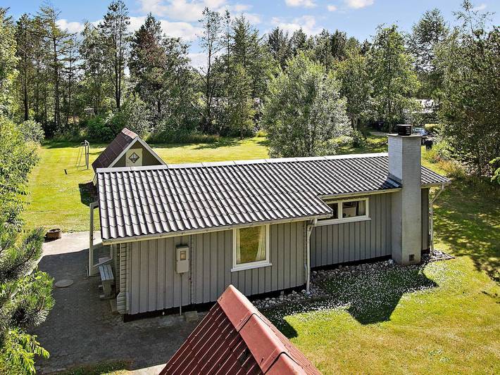 Ferieudlejning for 6 personer, med terrasse, børnevenlig i Jegum