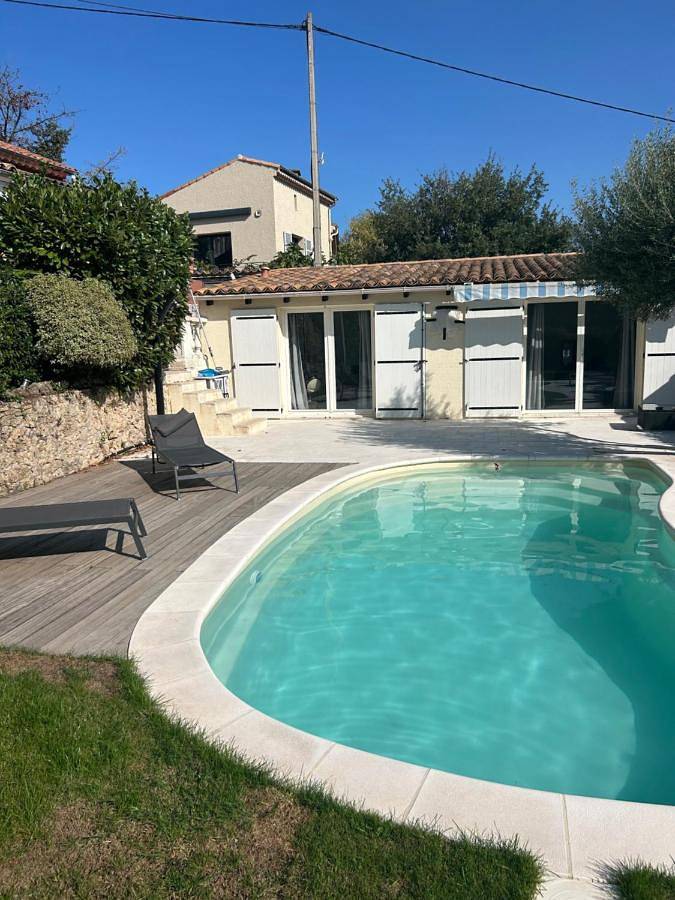 Location de vacances pour 2 personnes, avec terrasse ainsi que piscine et jardin à Gattières - 2