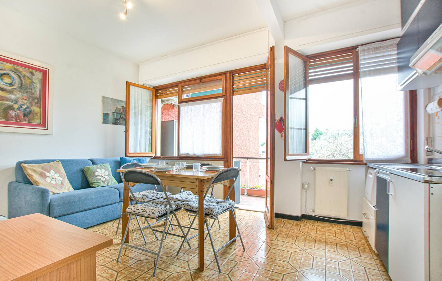 Ganze Ferienwohnung, Modernes Apartment mit Terrasse, WLAN und Parkplatz in der Nähe des Strandes von Pomaro in Zoagli, Riviera di Levante