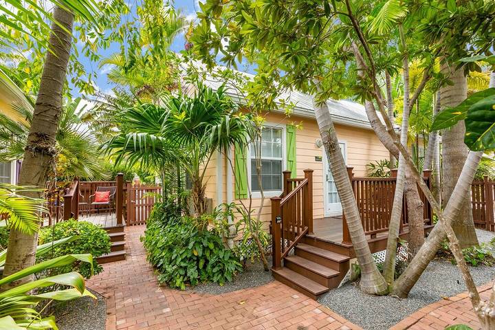Vacation apartment for 2 people, with yard and pool as well as terrace - 1