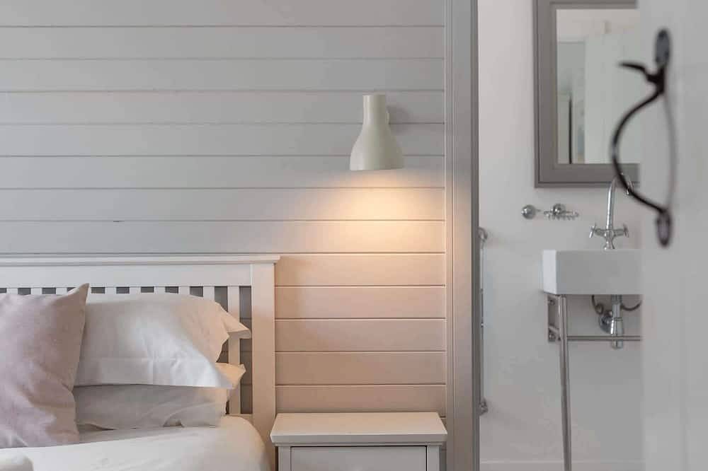 Stylish Home with Parking, Minutes from Beach in Bude, Cornwall