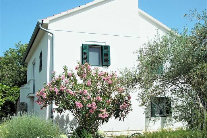 Ferienhaus für 6 Personen, mit Balkon und Whirlpool sowie Garten