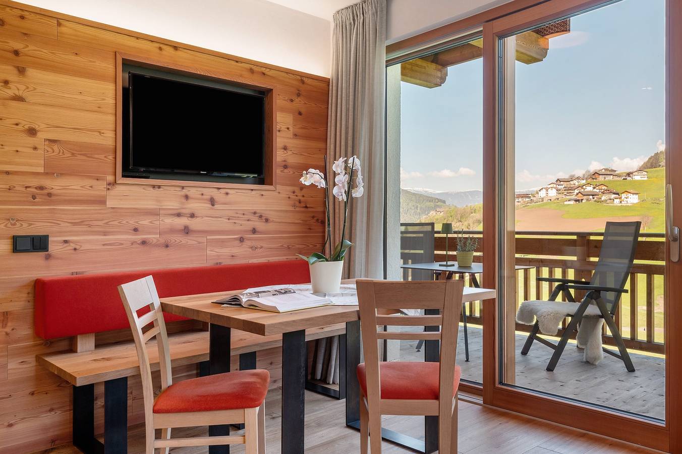 Ganze Wohnung, Ferienwohnung 'Baumannhof Apartment Ignis' mit Bergblick, Gemeinschaftsterrasse und Wi-Fi in St. Peter (Bozen), Villnöß