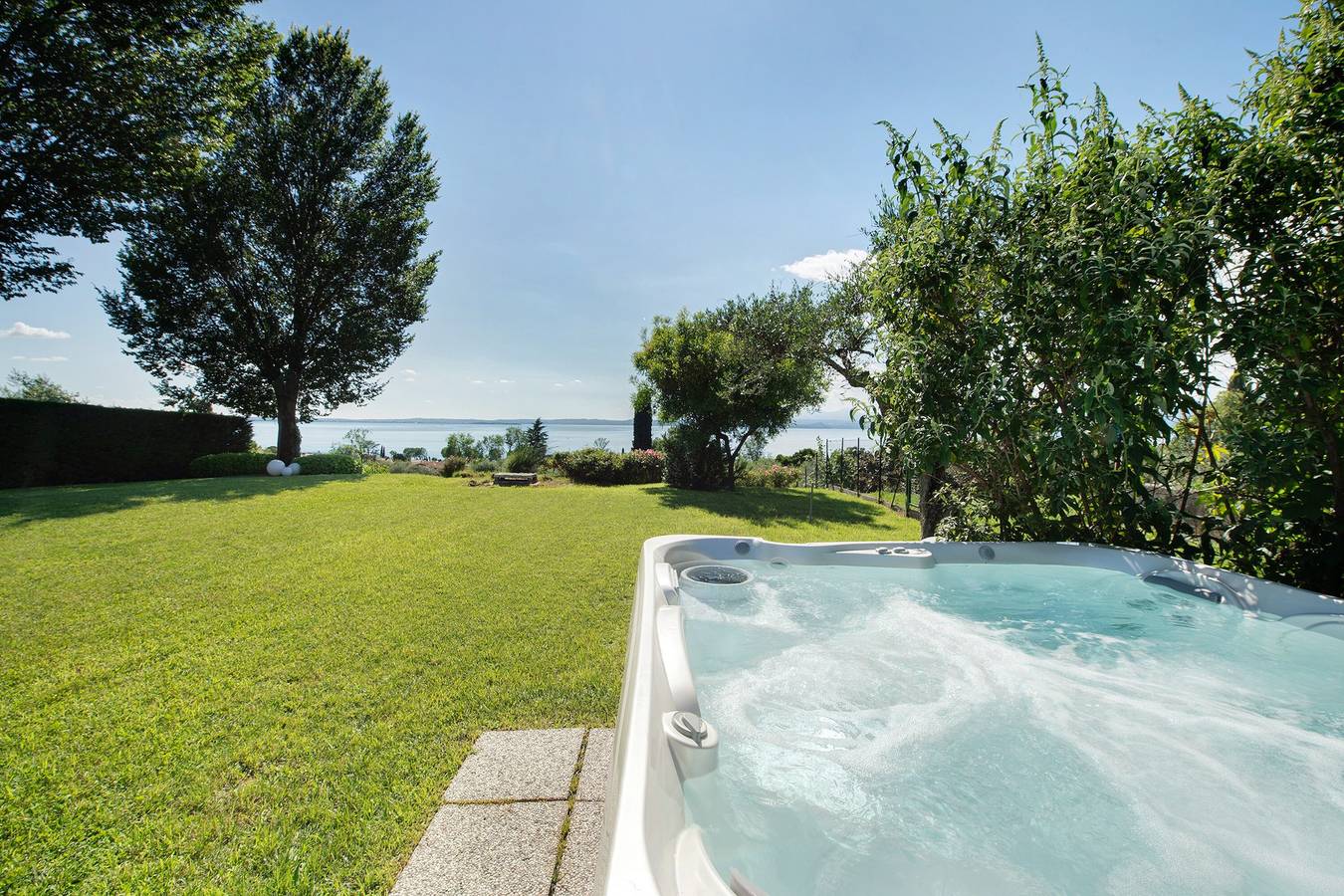 Villa 'Con Vista Mozzafiato Sul Lago' con vista lago, Wi-Fi e aria condizionata in Cisano, Bardolino