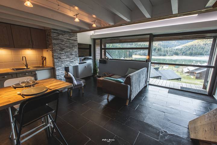 Gîte pour 5 personnes, avec vue sur le lac ainsi que jardin et terrasse