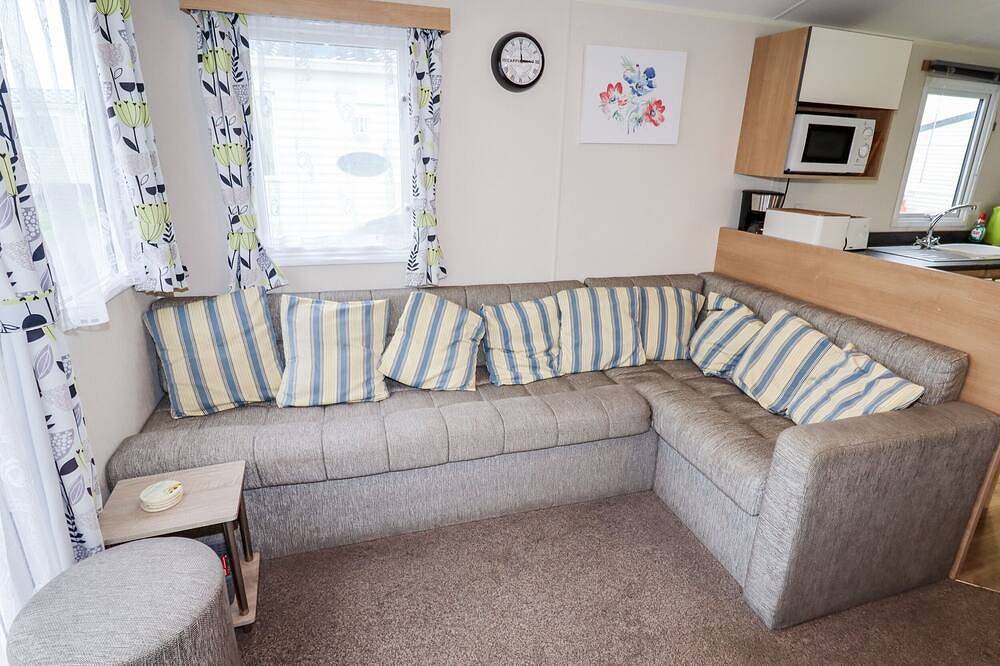 B15 Ty Gwyn, pet friendly, country holiday cottage in Towyn in Towyn, Conwy region