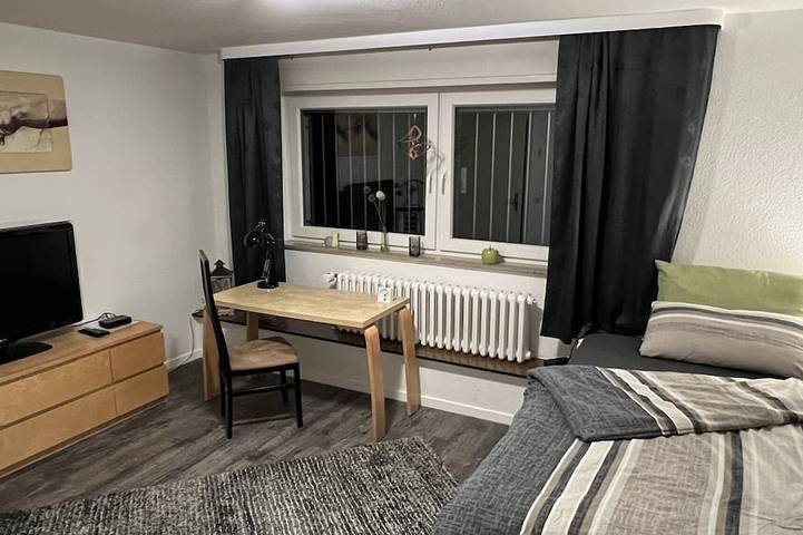 Ganze Wohnung, Modernes 1 Zimmer Ferienwohnung mit großer Küche, Wlan, Naturschutzwald in Remscheid, Bergisches Land