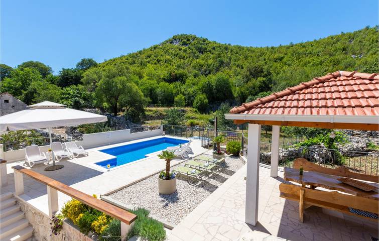 Gemütliche 2-Zimmer-Wohnung mit Pool, WLAN und Terrasse in Dalmatinisches Zagora