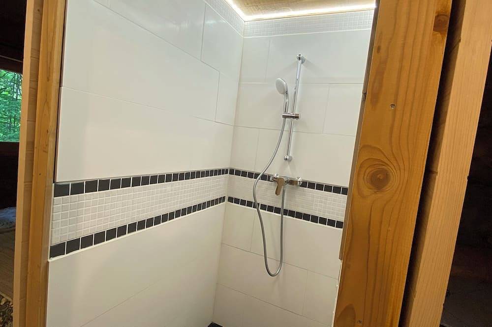 Wooden chalet with all comforts in a forest setting 2 km from the village by footpath. in Le Chambon-sur-Lignon, Massif Central