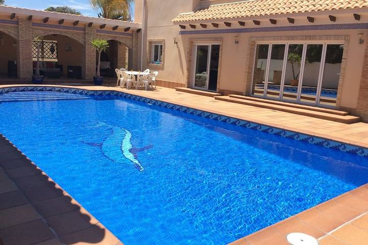 Villa for 10 people, with Balcony and Hot tub as well as Terrace and Garden in Cabo Roig