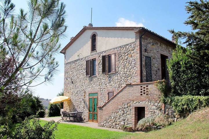 Accogliente appartamento in villa per 2 ospiti con WIFI, piscina, TV e patio in Lajatico, Pisa e dintorni
