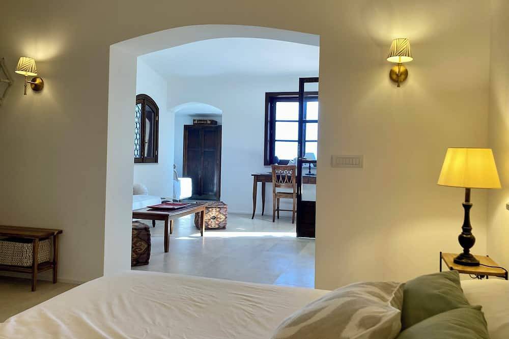 Villa con piscina nel verde di Taormina con vista in lontananza sull'Etna e sul mare in Castelmola, Provincia di Messina