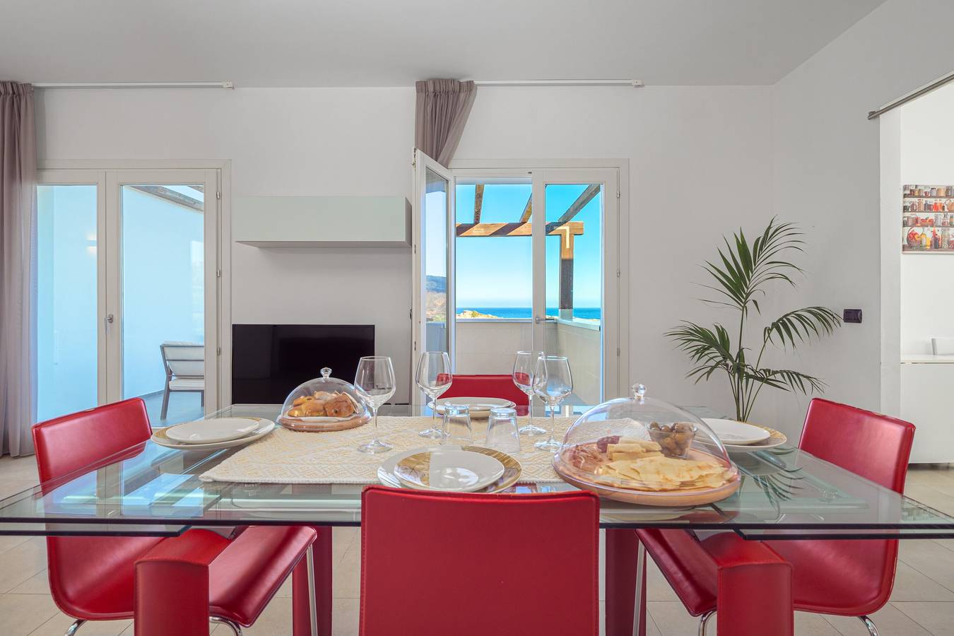Moderne Ferienwohnung 7 in der Villa Marconi mit Meer- und Bergblick und privater Sonnenterrasse in Golfo Aranci, Costa Smeralda