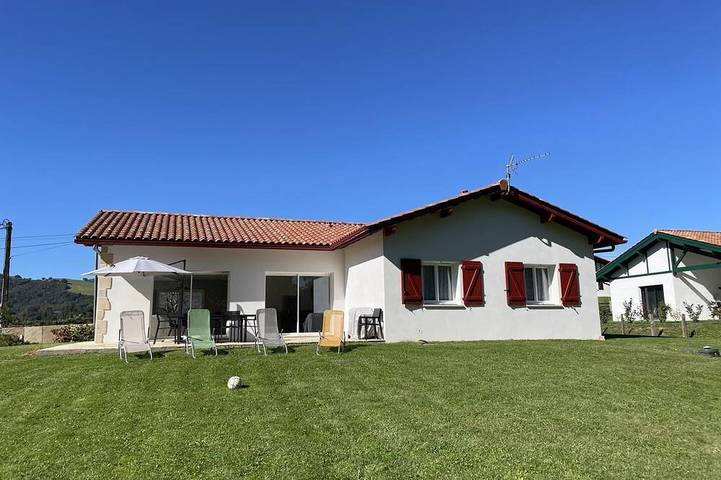 Location de vacances pour 8 personnes, avec jardin à Irouléguy