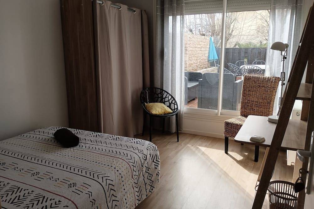 Quiet Marina room with large terrace in Cergy, Valle del Oise