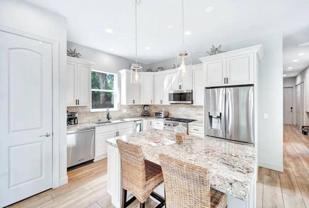 Beach-town Pet-Friendly Downtown Home @ 10 acre in Sarasota, Sarasota County