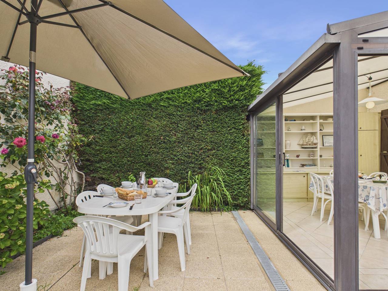 Home for 4 adults/2 kids, pool & beach 500m in Sarzeau, Côte des Mégalithes