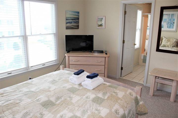 Vacation rental for 12 people, with hot tub and pool as well as balcony in Manteo