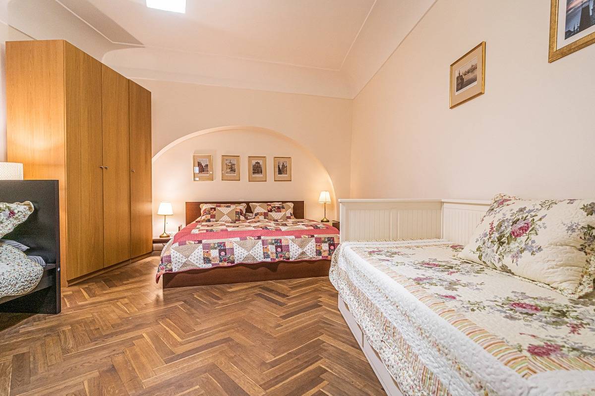 Entire holiday apartment, 1 Bed Flat - Sleeps 4 - Pets - Wifi in Prague, Central Bohemia