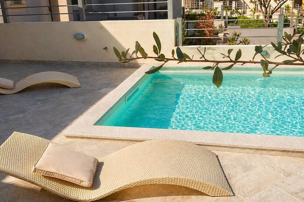 Villa con 2 camere da letto, piscina privata, vicino alla spiaggia e ai negozi, di recente costruzione in Codaruina/Valledoria, Valledoria