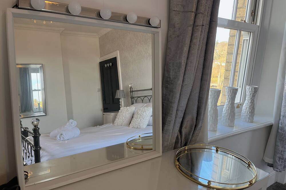 Luxury Group Retreat | 20 Guests | Hot Tub + games room in Barnstaple, Devon