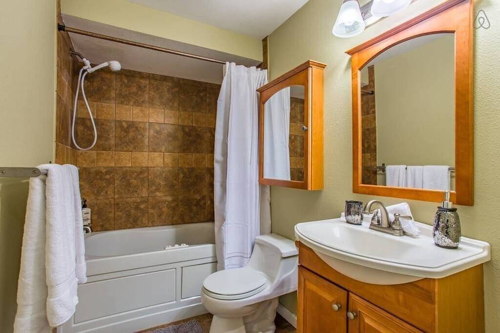 Ganze Wohnung, Meerblick, Whirlpool-Badewanne, gehobenes historisches Viertel in Tacoma, Pierce County